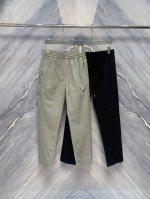 25春夏新品1V镂空贴布四叶草Logo棉质休闲长裤 匠心独运 细节之处尽显精致 从整体设计上看 裤子采用了经典的休闲款式 宽松舒适 适合各种场合穿着 棉质面料柔