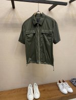 上衣P340 裤子P250 Prada 金属三角标识翻领衬衫，男士工装双口袋拉链衬衫。上海恒隆柜台订单，官网同步发售。简洁的金属拉链设计，下摆可调节抽绳系带，实