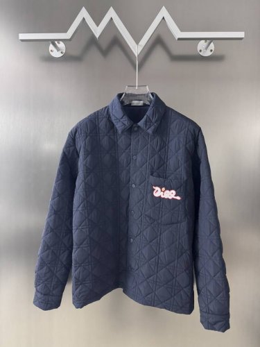 Dior 迪奥24Fw Cd And Kaws 海军蓝色缎面科技面料外套衬衫 这款外套衬衫来自Dr And Kaws 限定系列，采用海军蓝色缎面科技面料精心制作