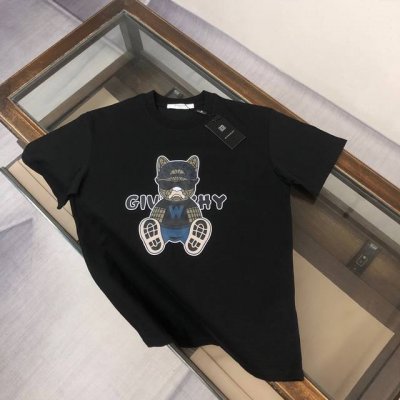 Givenchy 纪梵希 25春夏最新款短袖圆领情侣款T恤～印花Logo精致升级～定制纯棉面料，极为亲肤舒适， 摸上去手感非常的柔软，质感很好，做工细致。完美体