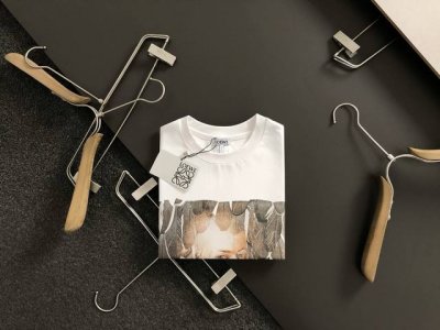 loewe 罗意威 25Ss夏季新款圆领短袖T恤！270克重磅高端纯棉面料，手感质感都极完美！修身裁剪设计干净利落！时尚又好看！走线做工非常精致！版型效果超赞！