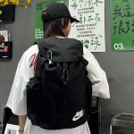 顶级版本 nike大抽绳设计小Logo双肩包男女同款 抽绳收口设计 收纳空间超级大 包包采用顶级材质定制 非常厚实 耐磨耐用 包后面设计超厚背垫 背起来特别柔软