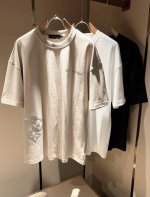 Louisvuitt*路易*登 2025春夏全新系列单品上线，非常时髦前卫的一款男女同款短袖T恤，标识Logo图案压胶修饰！区别于以往的不同，宣示品牌传承的设计