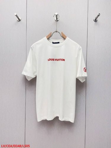 L505 Lv路易威登 V红字母标识植绒印花白色短袖Tee 经典与时尚在此交融，这款 Loui***On红字母植绒高克重纯棉短袖，以非凡格调点亮穿搭。精选高克重