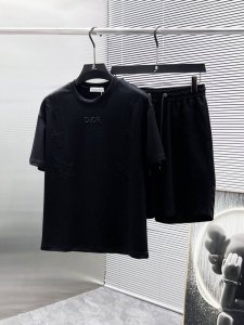 迪奥 Dior 2025Ss夏季新款 休闲 短袖 短裤 套装 高端版本 专柜定制面料 透气舒适度高 细节无可挑剔 品牌元素设计理念 体现高品质 手感细腻柔软 呈