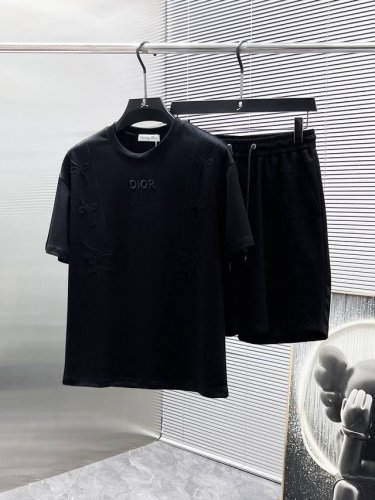 迪奥 Dior 2025Ss夏季新款 休闲 短袖 短裤 套装 高端版本 专柜定制面料 透气舒适度高 细节无可挑剔 品牌元素设计理念 体现高品质 手感细腻柔软 呈