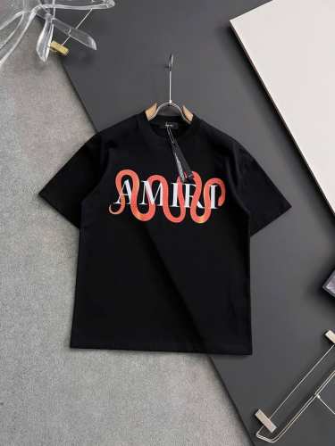 amiri 25Ss夏季新款圆领短袖T恤！270克重磅高端纯棉面料，手感质感都极完美！修身裁剪设计干净利落！时尚又好看！走线做工非常精致！版型效果超赞！而且透气