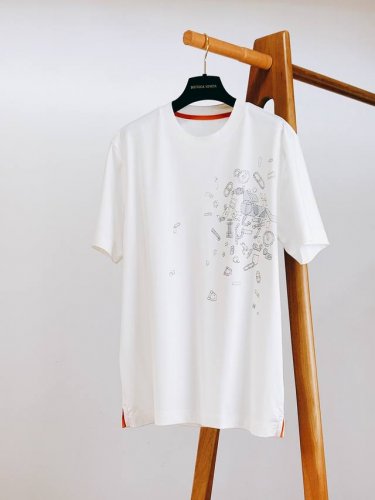 hermèS 爱马仕 2025Ss春夏新品 几何图案圆领T恤，颇具艺术色彩主题设计印花！ 近几年早已成为时髦人士的衣橱必备单品！精致的工艺 呈现出能被看到的高级