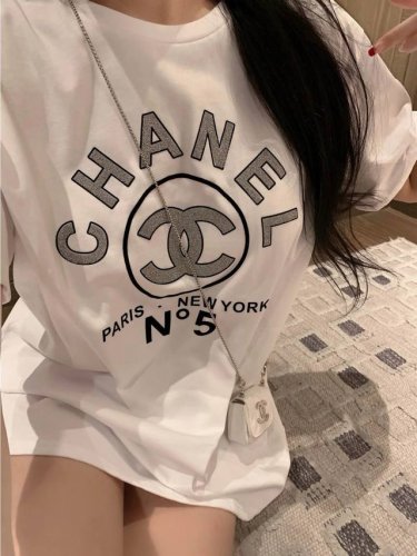 上新 Chanel香奈儿中古限定烫钻硅胶图案短袖 一穿就会上瘾的小香T恤超级衬肤白 重工烫钻硅胶图案太酷了 好搭配Hin高级 纯棉260G双纱面料 手感软乎滑溜