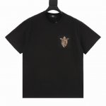 Fendi 芬迪 25Ss 胸口徽章刺绣短袖 面料采用32支双纱250克高克重纯棉面料，胸前装饰芬迪经典Ff标志加章仔工艺，章仔做工程序及其繁琐复杂，采用水溶朴