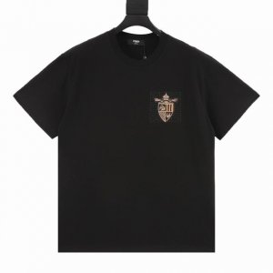 Fendi 芬迪 25Ss 胸口徽章刺绣短袖 面料采用32支双纱250克高克重纯棉面料，胸前装饰芬迪经典Ff标志加章仔工艺，章仔做工程序及其繁琐复杂，采用水溶朴