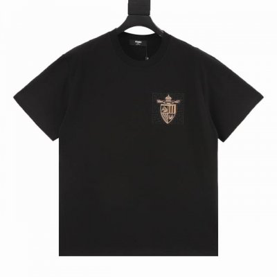 Fendi 芬迪 25Ss 胸口徽章刺绣短袖 面料采用32支双纱250克高克重纯棉面料，胸前装饰芬迪经典Ff标志加章仔工艺，章仔做工程序及其繁琐复杂，采用水溶朴