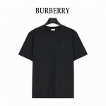 Burberry 巴宝莉 25Ss 马术骑士盾牌徽标刺绣短袖T恤 B 字型盾牌，源自于 Burberry 马术骑士徽标中的盾牌元素，喻为 保护 之意！ 胸口右侧