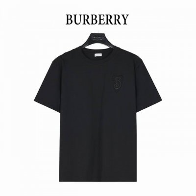 Burberry 巴宝莉 25Ss 马术骑士盾牌徽标刺绣短袖T恤 B 字型盾牌，源自于 Burberry 马术骑士徽标中的盾牌元素，喻为 保护 之意！ 胸口右侧