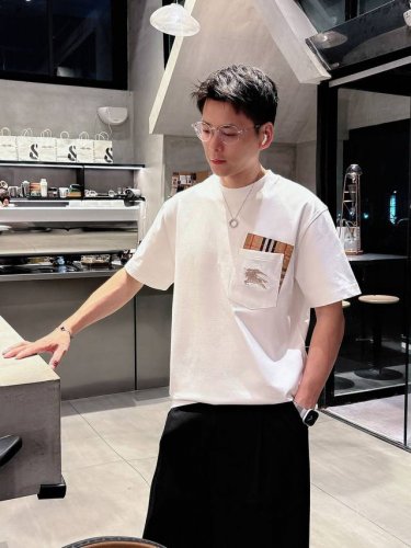 巴宝莉 2025春夏新款男女同款短袖T恤 定制专属纯棉面料 定制原版工艺螺纹 胸前重工字母Logo工艺设计 简约大方 从容百搭 档次极高 完美融入时尚还有风情感