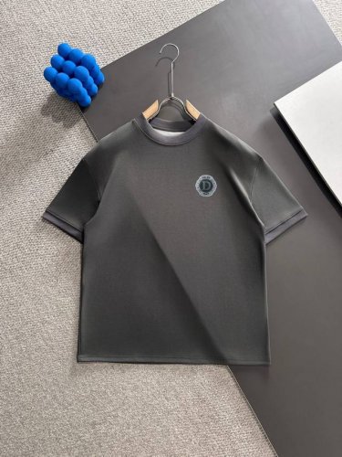 隔天出货 Dior 迪奥 春夏新款高定T恤 真正做到双面布料顶奢高品质 闭眼入的款 精梳重磅的面料 上身也比普通T更加有质感，不易变形，这种质地能应对天气自如，