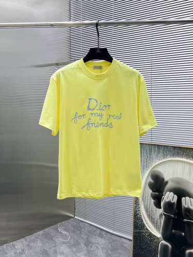 迪奥 Dior 2025新款 圆领 短袖 T恤 体恤 半袖 ，高端版本！专柜定制面料 透气舒适度高，细节无可挑剔，品牌元素设计理念，体现高品质。手感细腻柔软！呈