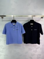 Miumi*2025新品上架 短款针织上衣 定制Yb羊毛纱线织造 弹力舒适 质感十足 翻领polo上衣裁剪 上身呈现休闲慵懒的穿搭格调 钮扣半开襟增加穿搭美高休