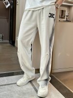 Celine 春夏休闲裤子 美学的焕新诠释,演绎浓郁的格调型时尚风范,细节感和设计感强悍.经典品牌标识做为色彩搭配,演绎经典的品牌时尚,为整体造型增光添彩.进口