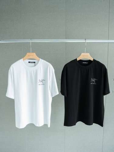 热门款式 Arc 小鸟System_A系列Ss24Dro p20Asos Solarium万花筒Logo反光图案圆领短袖男女同款 颜色：黑色 白色 尺码：S M