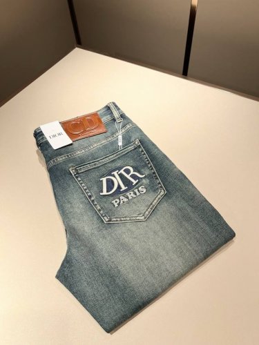 dio*R 迪家 2025春夏男士水洗小直筒牛仔裤！贸易公司渠道牛货，品相超赞，时尚圈万能的百搭裤王，欧美街拍中高频穿搭示范，口袋设计Logo五金设计！原版皮革