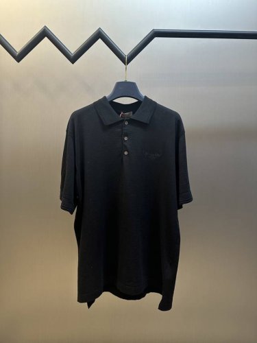 P220 Dior 针织刺绣Polo衫 定制60支超细羊绒精棉，饰以同色调Christian Dior Couture刺绣为精髓，毛衣与Polo衫的巧妙邂逅 演