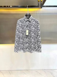 春夏爆款 芬迪 高端品质. 2025专柜最新爆款衬衫出货 巴黎专柜同步发售 精选意大利进口定制精棉衬衣面料搭配最新款 胸前的精致品牌刺绣设计和背后的品牌英文时髦