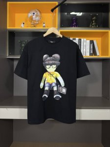 Fendi 芬迪 春夏新款短袖T恤！！客供定织全棉材质制成，面料手感舒爽，透气性与吸湿性极佳，即便是在炎热的天气也感觉不到闷热感！衣身胸前以趣味形式呈现而成的品