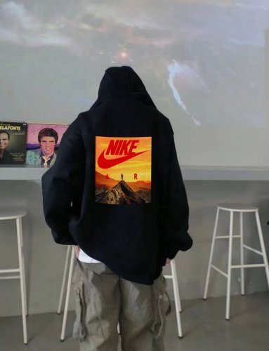 120 nike 耐克顶峰丽景春季连帽卫衣 本款采用新疆华棉面料，不起球不褪色不变形，质量超级好，柔软的让你爱不释手，布料挺实，绝对厚实，打底单穿都是百搭，绝绝
