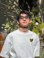 play川久保玲2025新款专柜同步金色爱心Logo系列情侣男女同款短袖 采用260克定制精梳纯棉，领口定制螺纹不变形，三针五线做工，领口包包边条，肩膀处内里带
