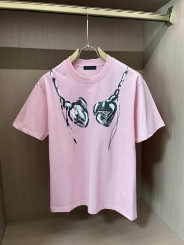 prad 2025春夏新款首发专柜最新款短袖圆领T恤 高端订制 设计前卫时尚！品牌Logo重工艺设计 高端定制丝光云朵棉面料.手感柔软.穿着舒适.专柜级别精致车