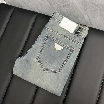 普拉 2025春夏最新推出男士牛仔裤新品 重工水洗牛仔面料 定制面料和一般牛仔布料比起来 更加柔软舒适 超重工洗水工艺 双工艺洗水 整条裤子 手感舒适 细腻程度