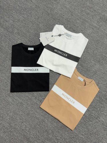 p230 Moncler 25春夏新品印花标识短袖T恤，正面饰有3D Logo印花，满满的设计感和质感采用定制80支双股丝光棉面料；黑色 白色 卡其 S～Xxx