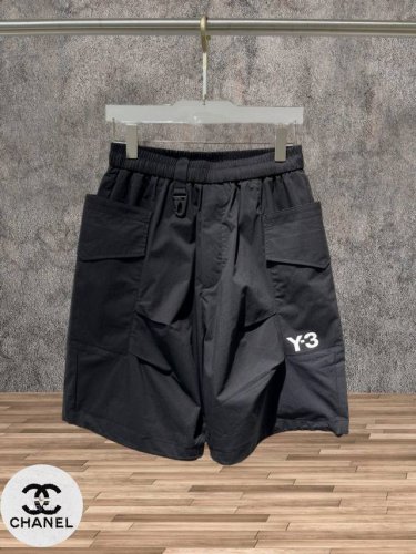 y-3 2025夏季新款男士休闲短裤 高级定制夏季专用休闲裤透气面料 透气舒适度高，细节无可挑剔，品牌元素设计理念，体现高品质。手感细腻柔软！呈现休闲裁剪，简单