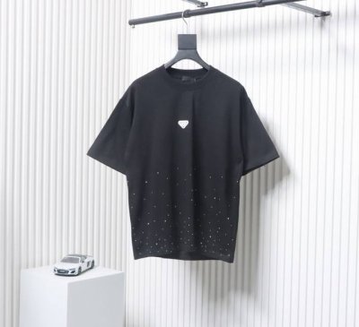 prada 25Ss三角标前幅星空烫珠短袖 Os版型真的很迷人 普家也真的是绝绝子每一季新品版型都做到极致实穿度很高，随意搭都Nice 100%棉采用32支双纱