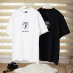 巴黎世家 Balenciaga 兰博基尼联名刺绣短袖T恤 该系列以“休闲日常服装”为基础，在极端之间摇摆不定，从平淡无奇的名人商品中描绘金卡戴珊 Kim Kar