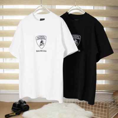 巴黎世家 Balenciaga 兰博基尼联名刺绣短袖T恤 该系列以“休闲日常服装”为基础，在极端之间摇摆不定，从平淡无奇的名人商品中描绘金卡戴珊 Kim Kar