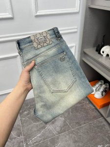 古奇 新款来袭2670新春爆款新品 专柜有售 实体店极品牛仔裤专柜原版1:1好货，适合各个年龄段。市场最高版本的欧洲进口面料。舒适柔软亲肤，上身效果超级棒时尚百