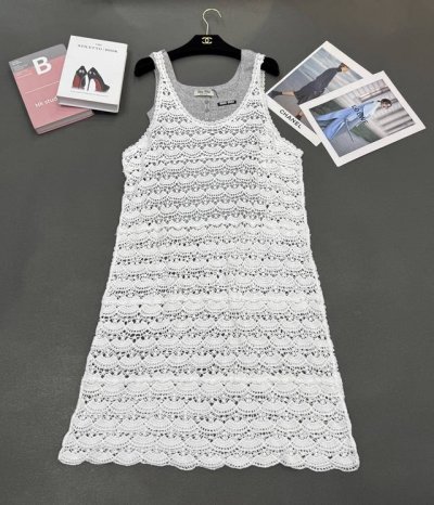 上新连衣裙 25夏季Miumi*女装，亲肤绢丝棉，U领背心章仔+手勾花边连衣裙叠穿套装 开拆 甜美精致气质 均码 白色一色 尺码Sml现货供应