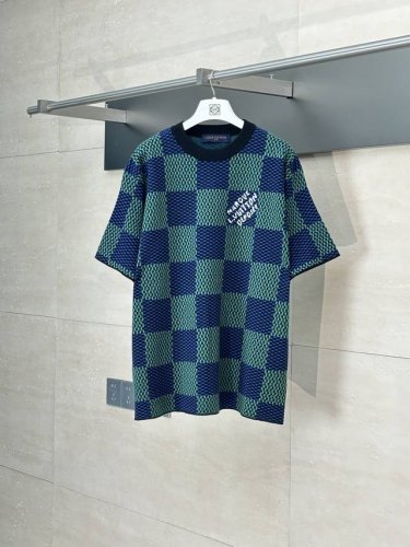 LV* 路易25新款棋盘格撞色拼接胸前字母提花圆领针织短袖 y采用定制棉质面料 面料定织定染颜色一致 还原花型耗时3天 人工细数13095个针孔 真正的完美1