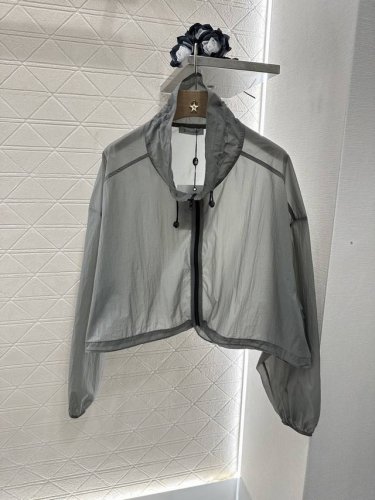 moncle*2025新品上架 连帽防晒外套短裙套装 定制Yb进口轻薄防晒材质 质感轻薄 舒适透气 夹克外套版型 拉链抽绳轻松打造工装休闲风 同时起调节作用穿脱