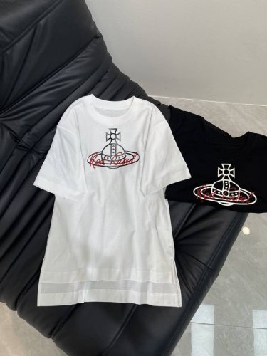 vivi*西太后土星字母刺绣圆领短袖T恤 采用100%全棉面料，上身舒适透气，合身版型，上身显瘦百搭，随意搭配牛仔裤短裤，上身简约大气，无论是日常出门还是上班通
