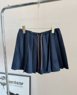 价格P： 品名：Mium*U 学院风贴布绣抽绳百褶裙 尺码：S.M.L 颜色：藏蓝色 夏季清凉感穿搭怎么能少的了一条百褶裙，A字百褶裙版型上身就是元气又有活力，