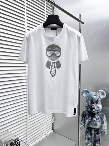 Fend* 24Ss新款短袖，烫印澳钻老佛爷Logo图案设计 定制进口双股丝光棉面料 手感柔软细腻 穿着亲肤舒适 代工厂p精细做工 上身非常帅气有型 男士必备单