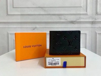 Lv 压花短款钱夹 生活不一定要很酷，但一定要有态度 备个小钱包还是很有必要的 随身的包包里一定要放一个小钱包 即使出门没带包，这个小钱夹揣兜里也很方便 给随身