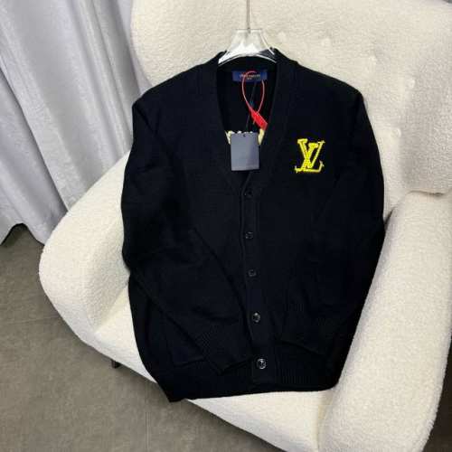Louis Vuitton路易威登 1*V秋冬新款胸口字母大Logo针织外套 纱线为32支双股纱线 由30%羊毛与70%棉组成 既有羊毛的保暖度 又有棉的舒适度