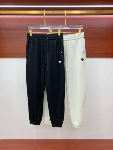 迪桑特春夏25Ss休闲裤金典再次出现，原单订制高品质时尚休闲裤。超级百搭款。独家定制面料，挺阔有型，贴身舒适。原版定制专柜最新五金辅料。超靓版型、上身显腿修长，