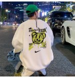重磅高品质新款 耐克 Nike 潮牌涂鸦小熊 英文字母 休闲宽松圆领卫衣 运动户外上衣 男女同款 设计灵感： 潮酷的小熊花纹！搭配英文字母的设计。 十分潮酷，黑