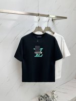 Lv 2025春夏新款首发专柜最新款短袖圆领T恤 高端订制 设计前卫时尚！品牌Logo重工艺设计 高端定制面料.手感柔软.穿着舒适.专柜级别精致车线.做工精细.