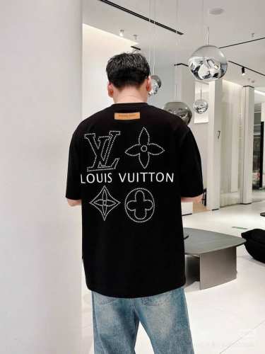 驴牌*25S春夏新款潮牌T恤.男女同款 高端订制 设计前卫时尚 品牌Logo3D绣花设计.双面立体绣花.前后品牌效果呼应.采用 G纯棉面料.手感柔软.穿着舒适